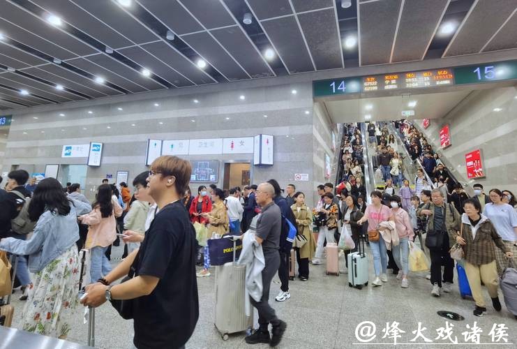 铁路上海站今日迎来客流高峰,预计发送旅客72.3万人次 铁路上海站今日迎来客流高峰,预计发送旅客72.3万人次