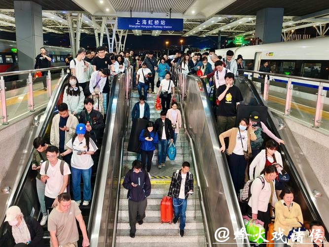 铁路上海站今日迎来客流高峰,预计发送旅客72.3万人次 铁路上海站今日迎来客流高峰,预计发送旅客72.3万人次