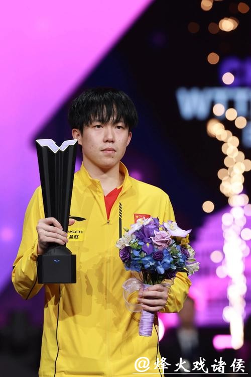 一张颁奖自拍照,竟藏了这么多戏,王楚钦笑得阳光灿烂,户上隼辅满脸“追星”喜悦,张本智和微妙表情透露无声故事 一张颁奖自拍照,竟藏了这么多戏,王楚钦笑得阳光灿烂,户上隼辅满脸“追星”喜悦,张本智和微妙表情透露无声故事