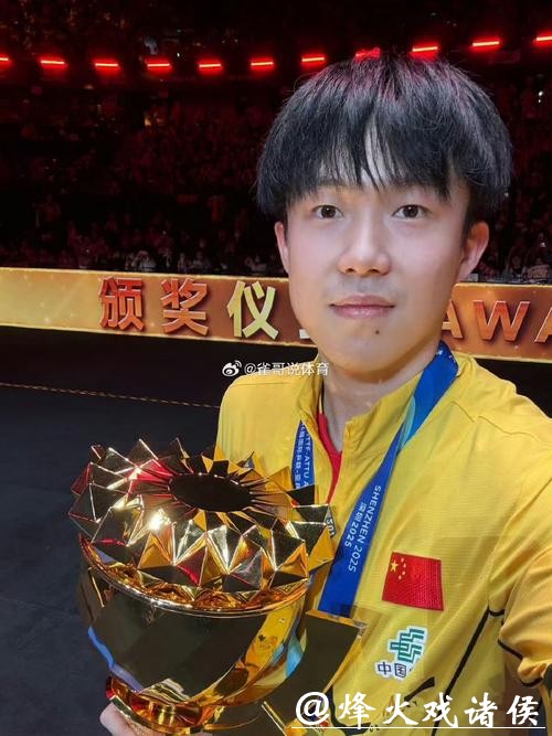 一张颁奖自拍照,竟藏了这么多戏,王楚钦笑得阳光灿烂,户上隼辅满脸“追星”喜悦,张本智和微妙表情透露无声故事 一张颁奖自拍照,竟藏了这么多戏,王楚钦笑得阳光灿烂,户上隼辅满脸“追星”喜悦,张本智和微妙表情透露无声故事