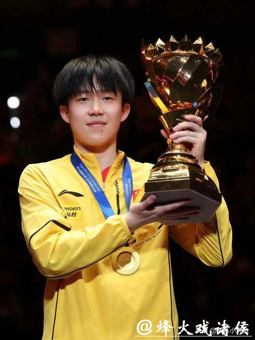 一张颁奖自拍照,竟藏了这么多戏,王楚钦笑得阳光灿烂,户上隼辅满脸“追星”喜悦,张本智和微妙表情透露无声故事 一张颁奖自拍照,竟藏了这么多戏,王楚钦笑得阳光灿烂,户上隼辅满脸“追星”喜悦,张本智和微妙表情透露无声故事